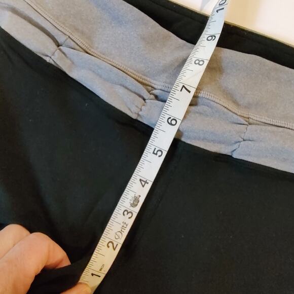 Lululemon Athletica Black & Gray Reversible Cropped Leggings Size 10 - Picture 7 of 8